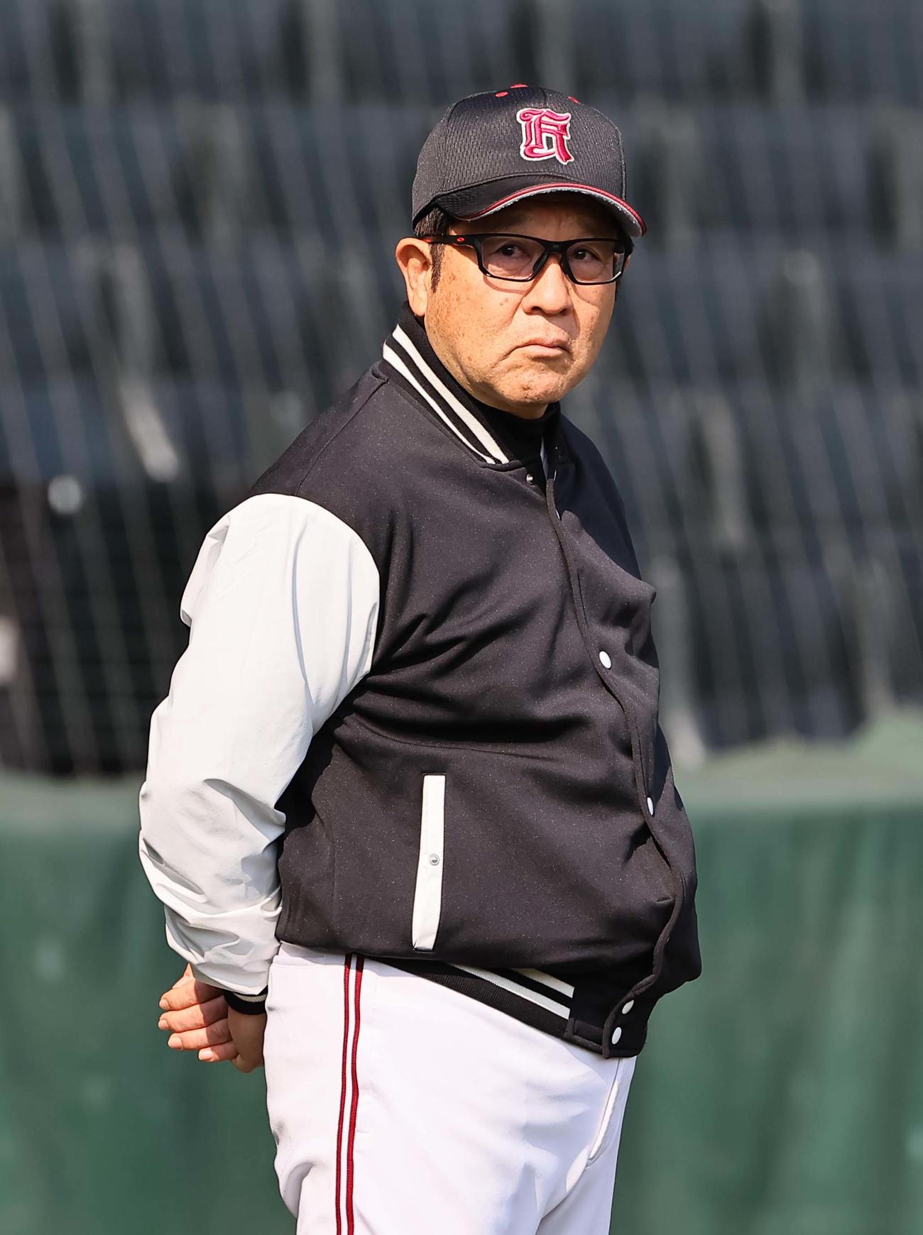 練習を見守る広陵・中井監督（撮影・上田博志）