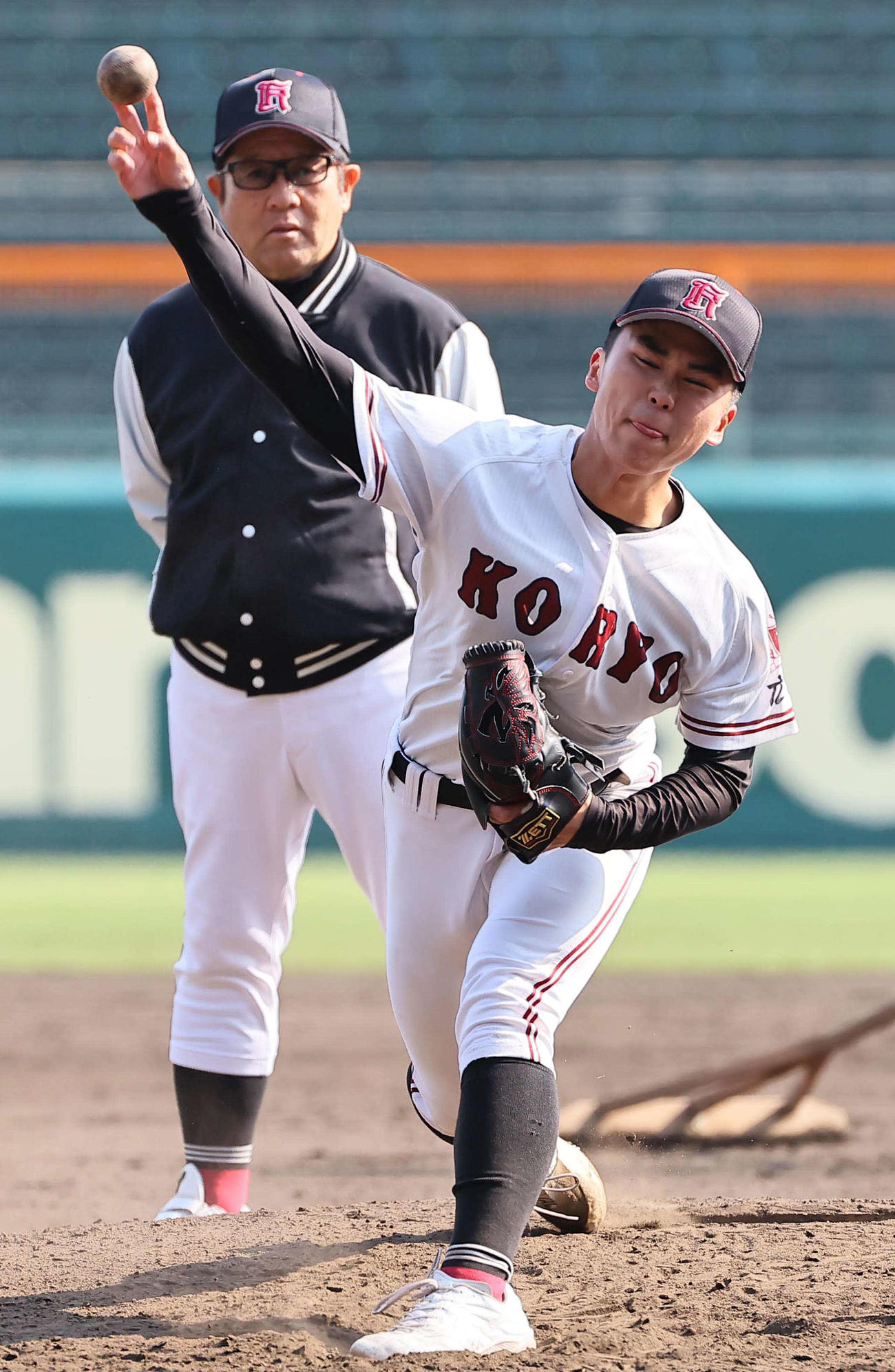 広陵・中井監督（左）のチェックを受けながら投球練習をするエース高尾（撮影・上田博志）
