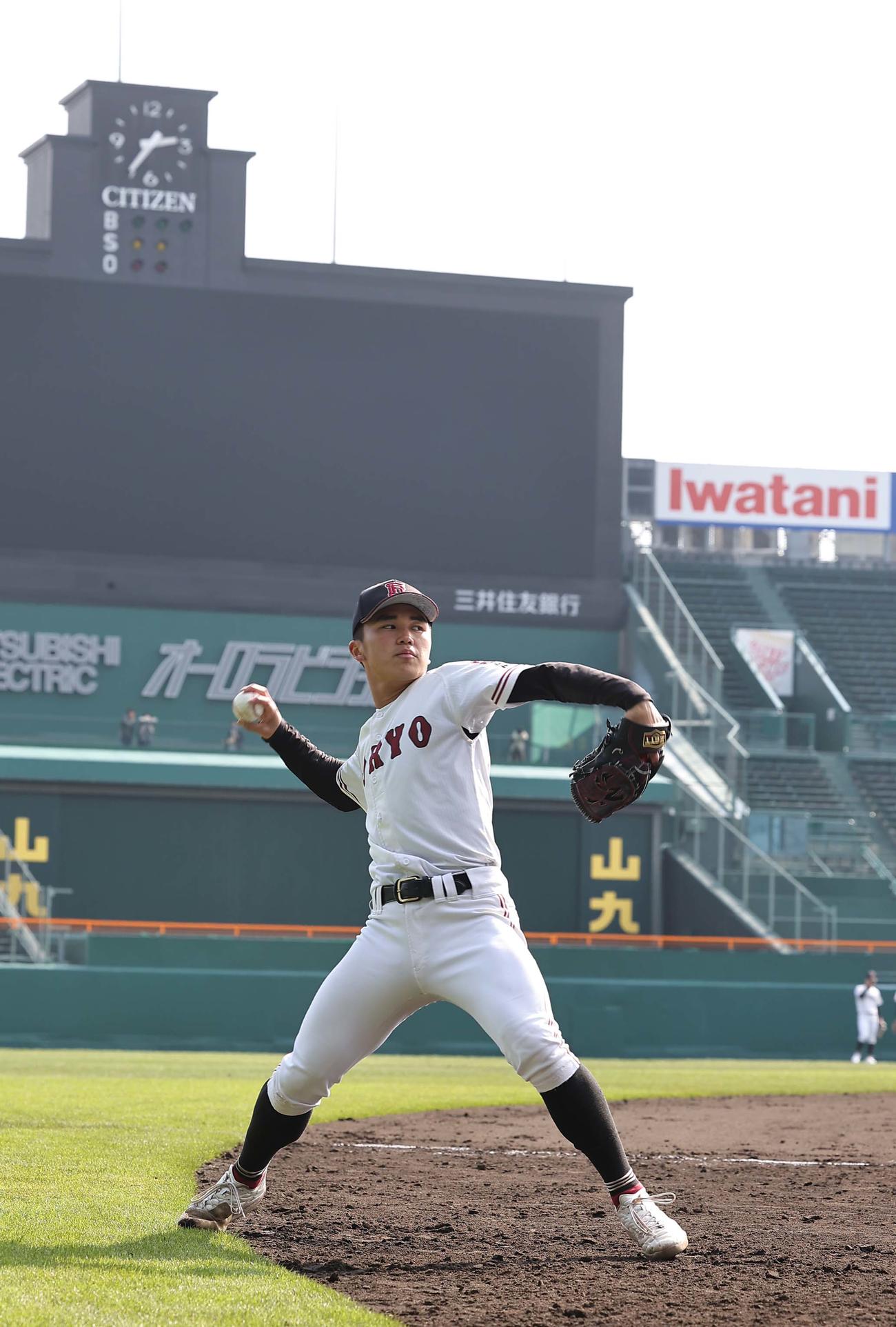 甲子園球場でキャッチボールをする広陵エース高尾（撮影・上田博志）