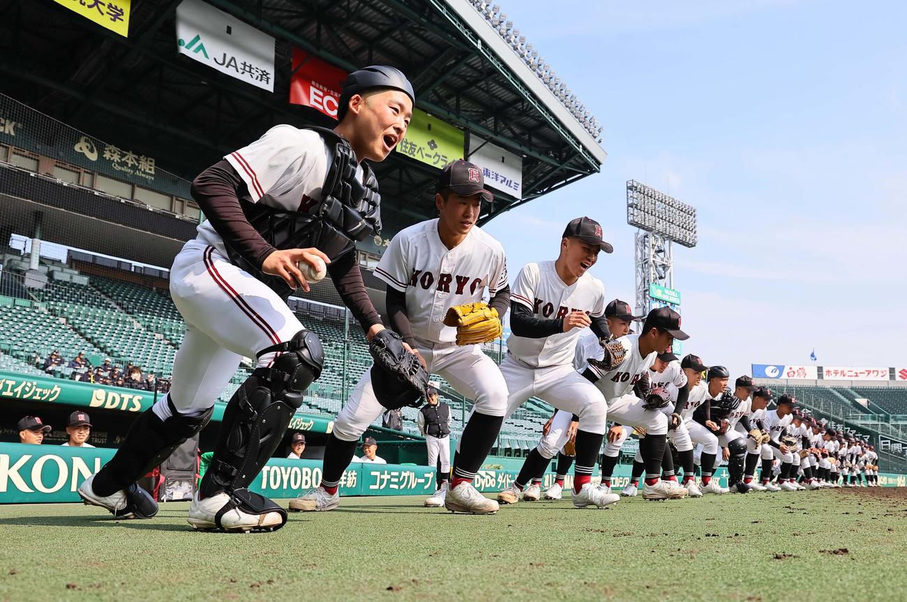 元気よくグラウンドに飛び出す広陵ナイン（撮影・上田博志）