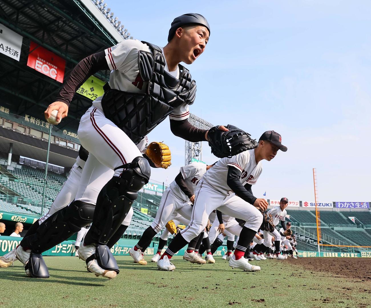 元気よくグラウンドに飛び出す広陵ナイン（撮影・上田博志）