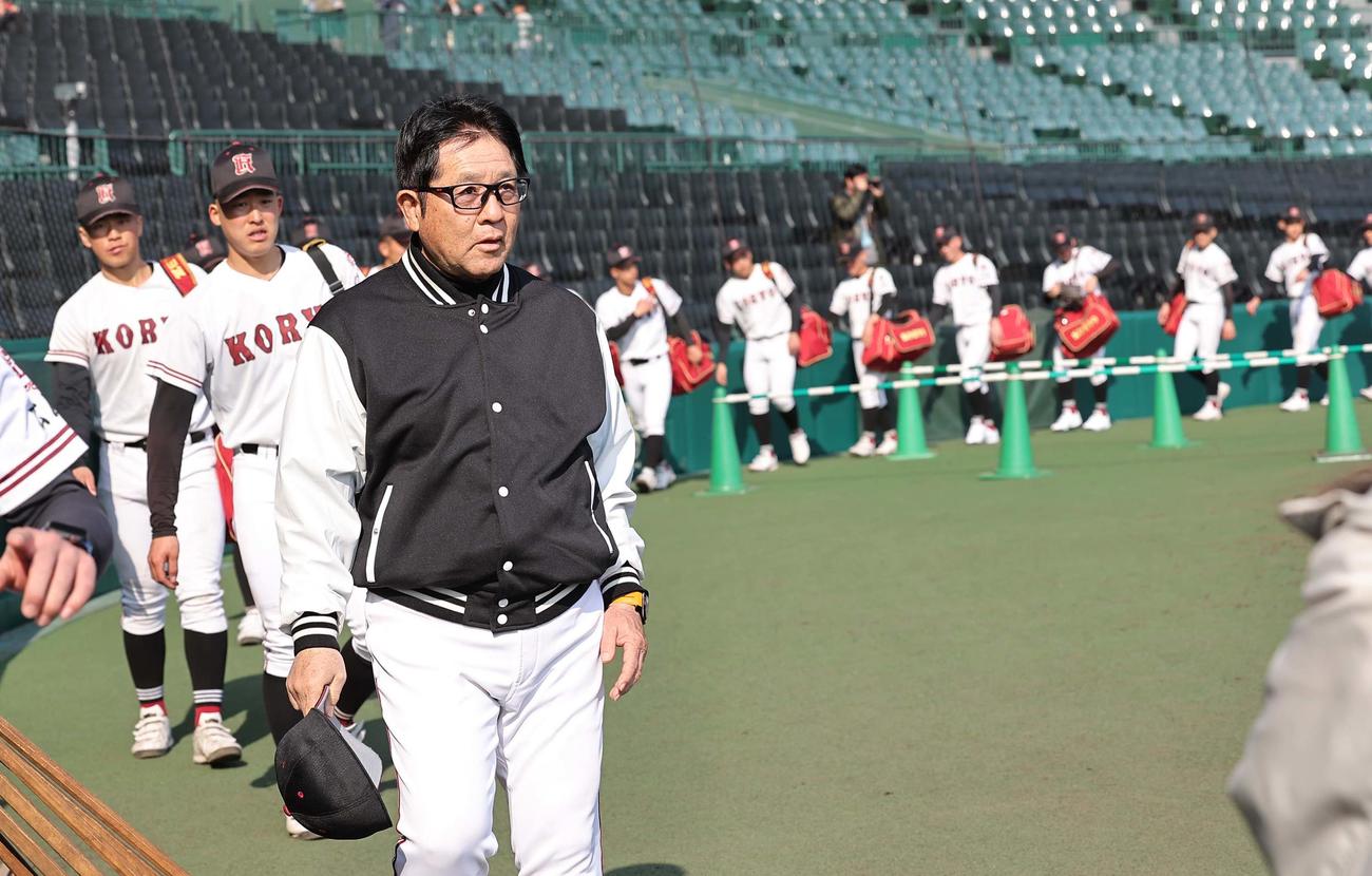 練習を終え甲子園球場を引き揚げる広陵・中井監督（撮影・上田博志）