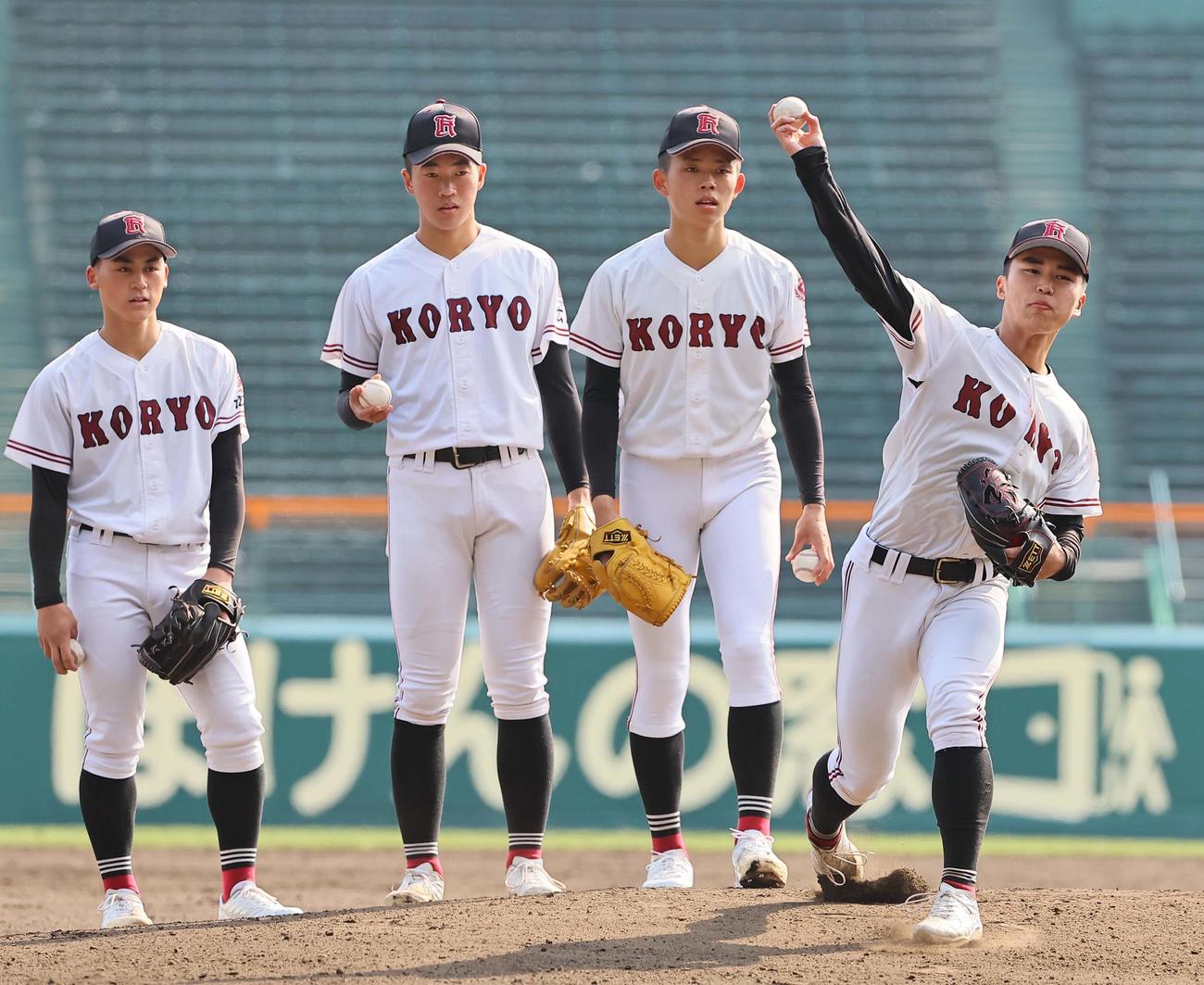 甲子園球場で練習する広陵エース高尾（右）とナイン（撮影・上田博志）