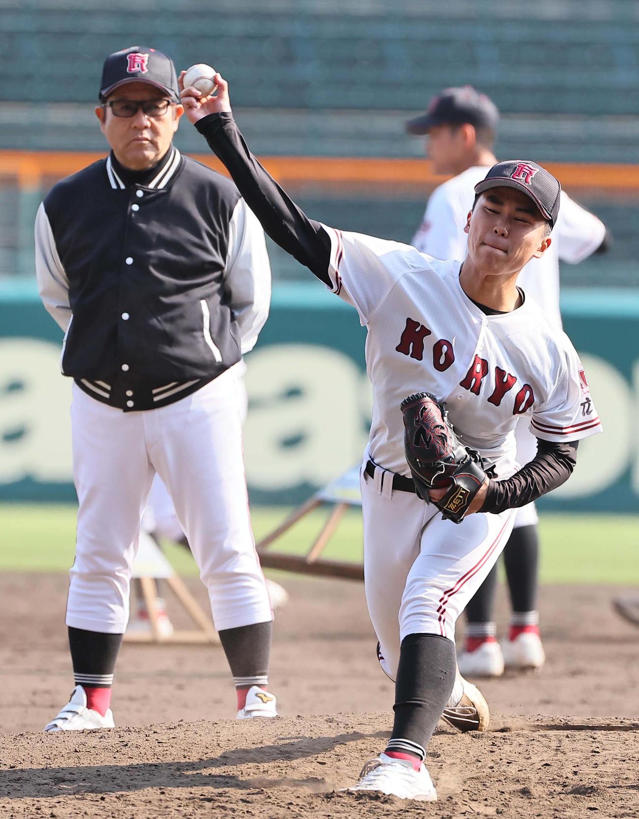 広陵・中井監督（左）のチェックを受けながら投球練習をするエース高尾（撮影・上田博志）