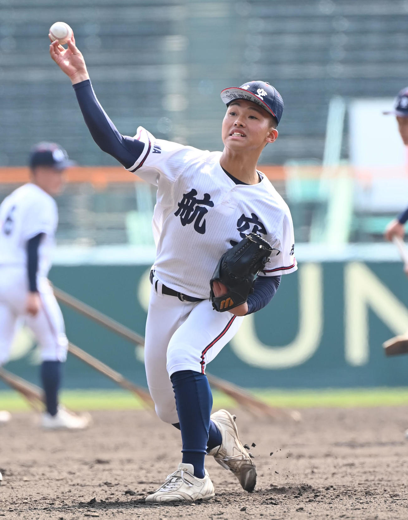 甲子園球場で投球練習をする日本航空石川・福森（撮影・石井愛子）