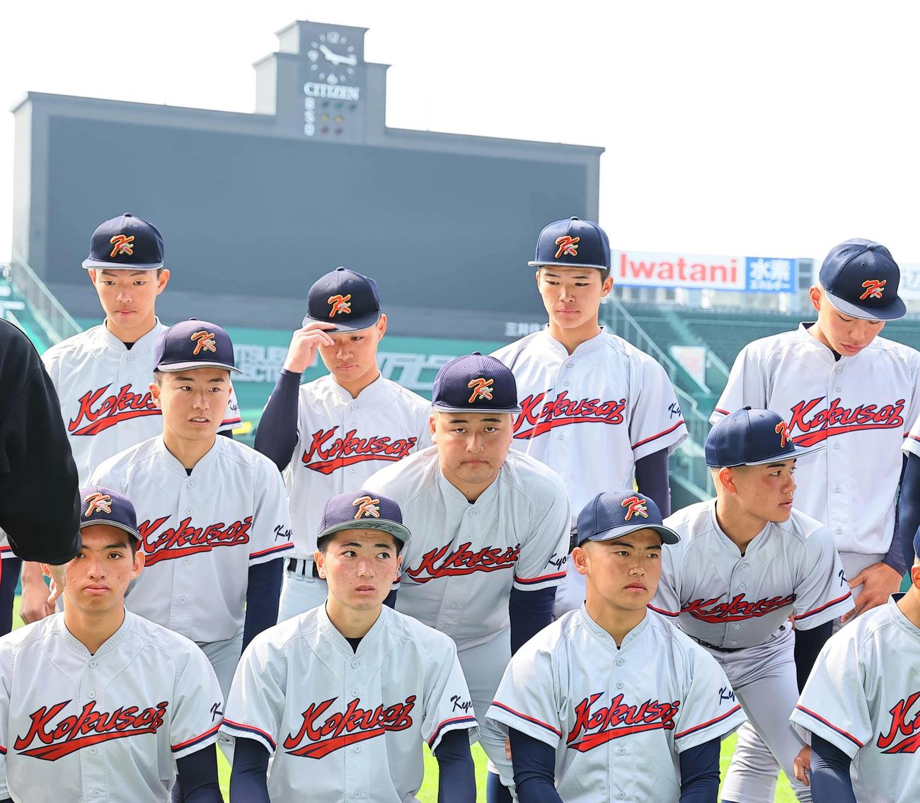 京都国際・山本（中央）は甲子園球場で集合写真を撮る（撮影・上田博志）