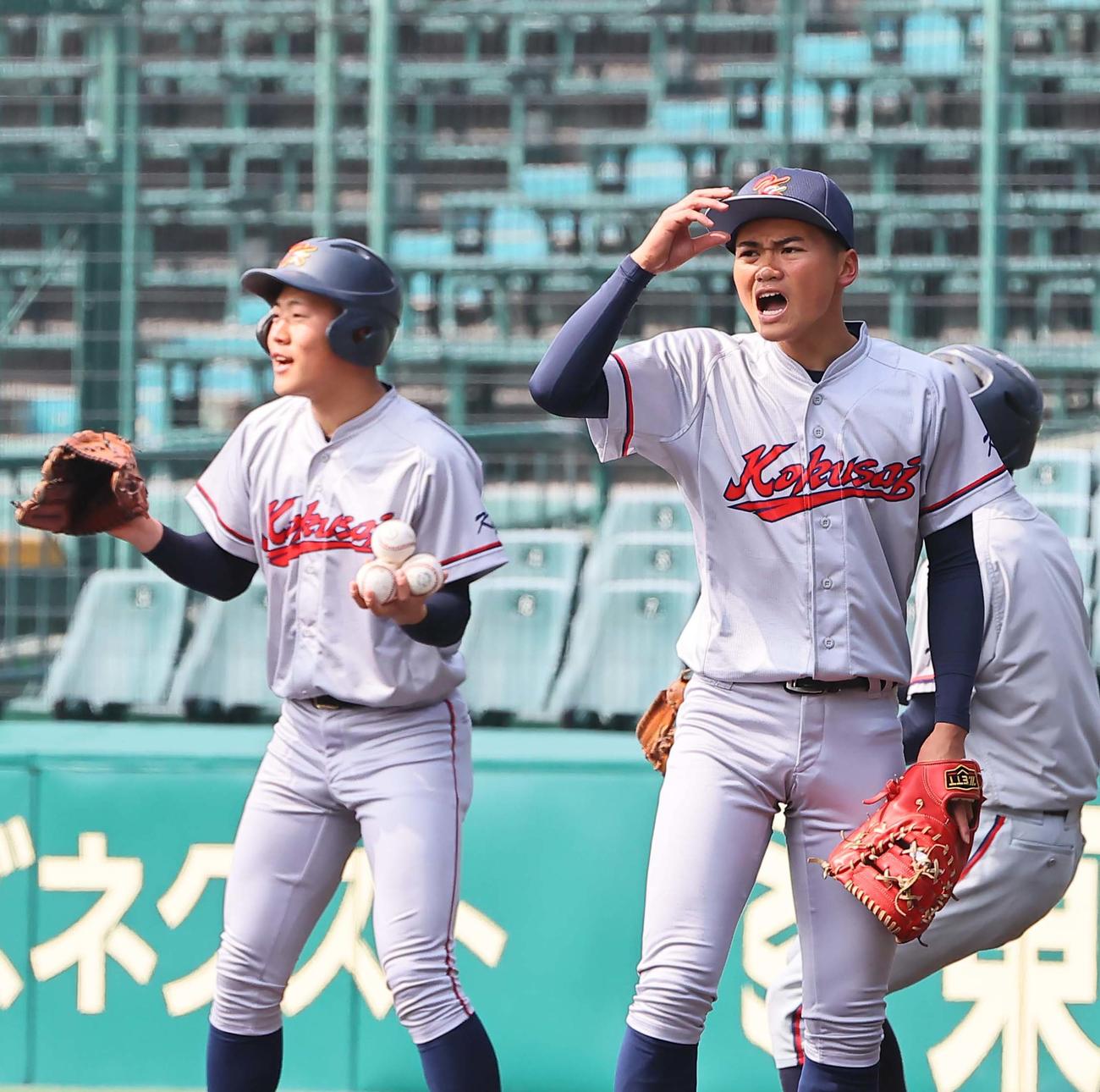 京都国際・高岸（右）は声を出しながらノックを受ける（撮影・上田博志）