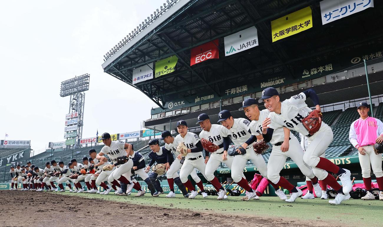 甲子園球場のグラウンドに駆けだす大阪桐蔭ナイン（撮影・上田博志）