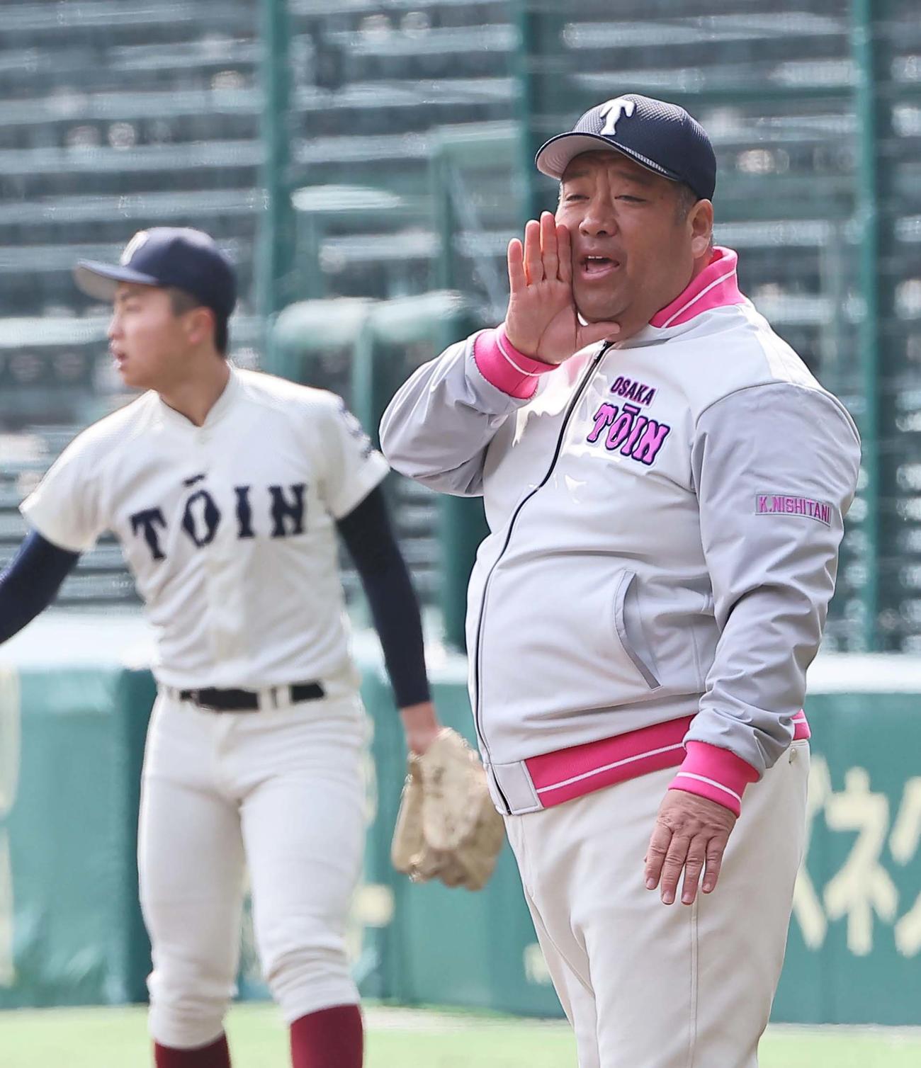 選手に指示を出す大阪桐蔭・西谷監督（撮影・上田博志）