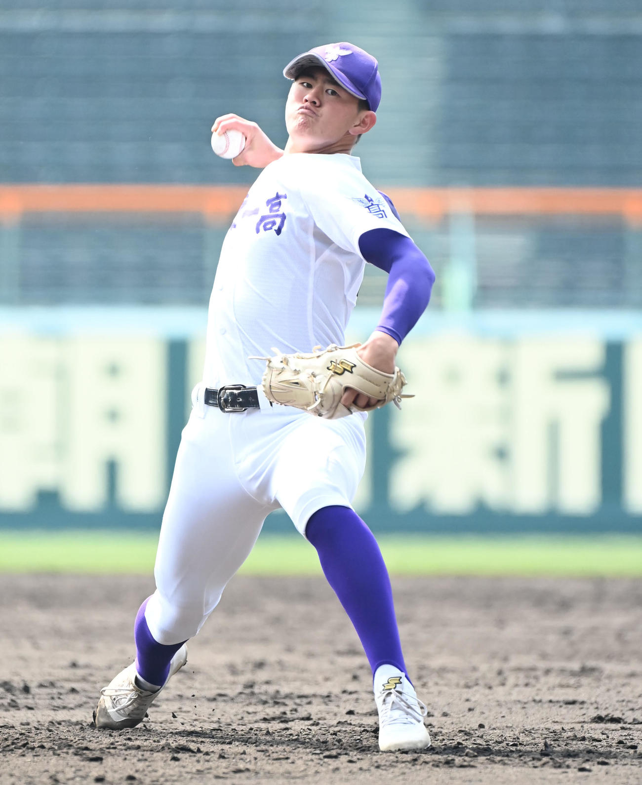 甲子園球場で投球練習をする関東一・坂井遼（撮影・石井愛子）