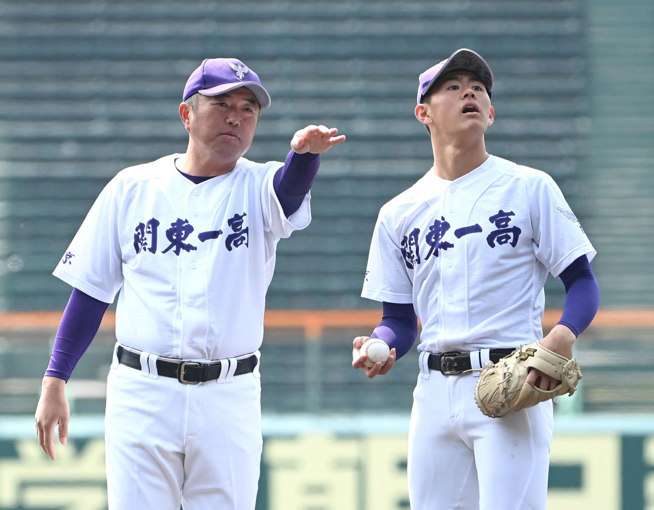 関東一・坂井遼（右）に声をかける関東一・米沢貴光監督（撮影・石井愛子）