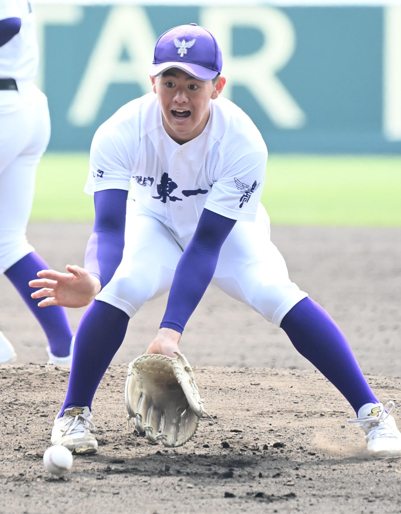 ノックを受ける関東一・坂井遼（撮影・石井愛子）