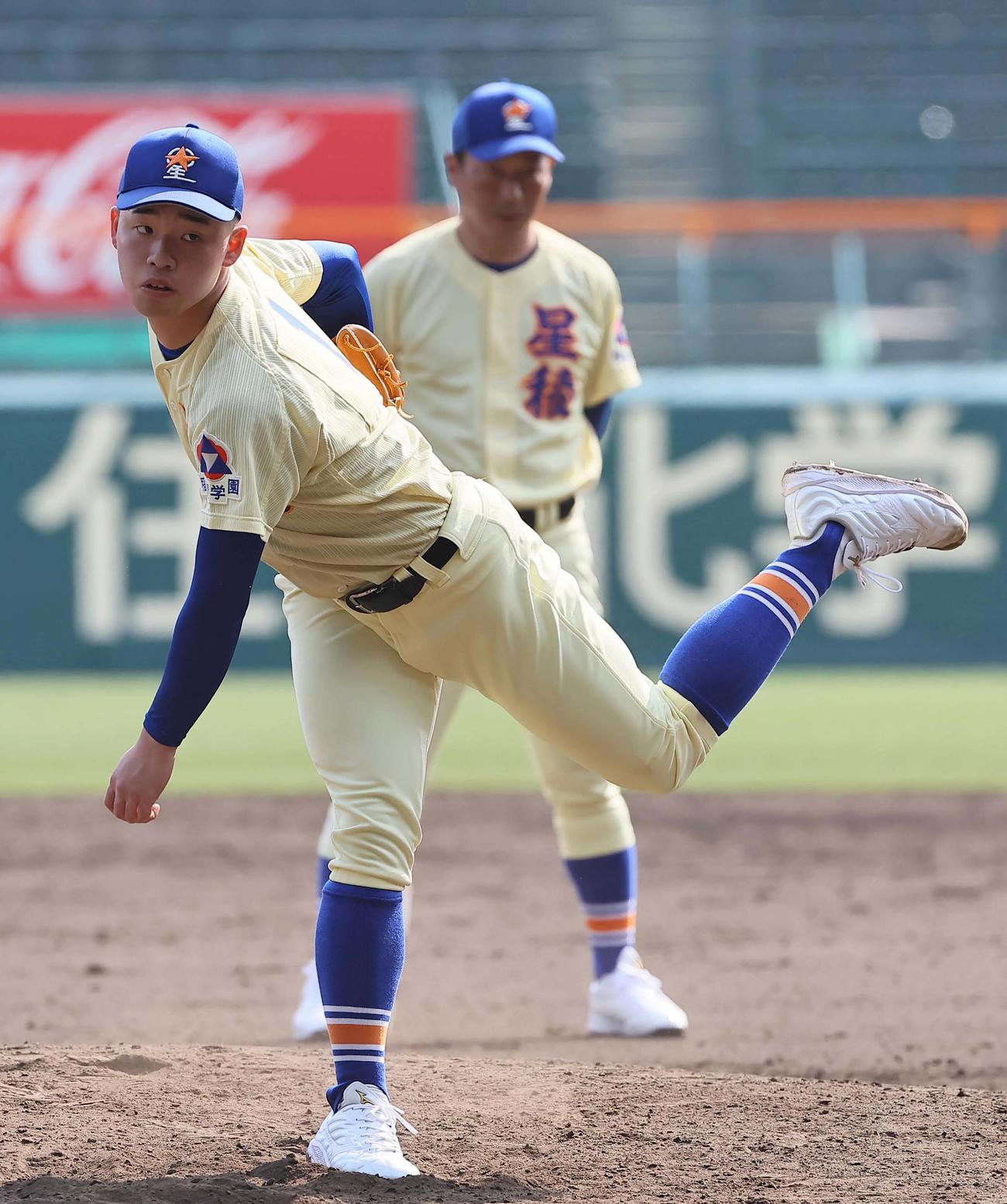 星稜・山下智将監督（右）のチェックを受けながら投球練習をするエース佐宗（撮影・上田博志）