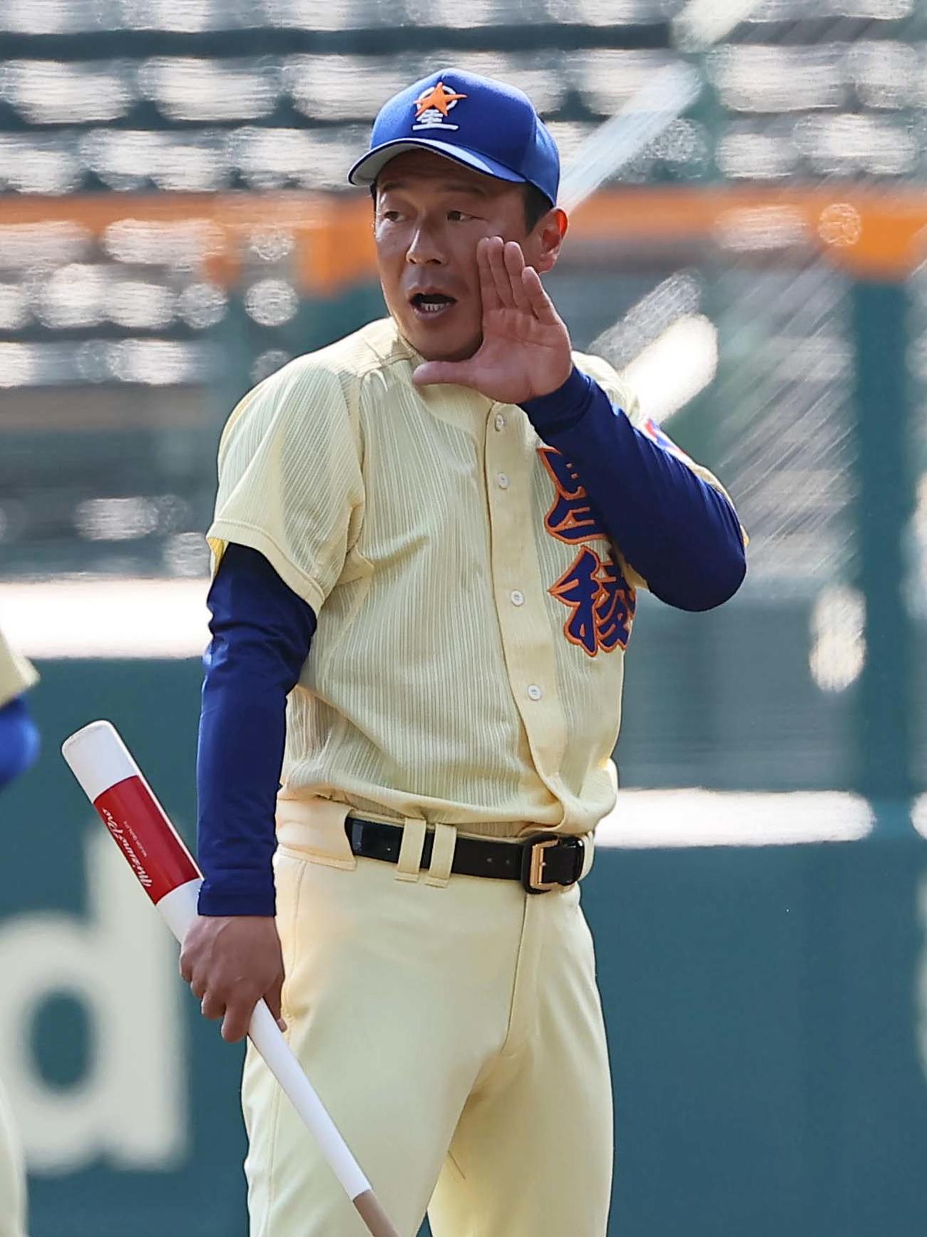 選手に指示を出す星稜・山下監督（撮影・上田博志）