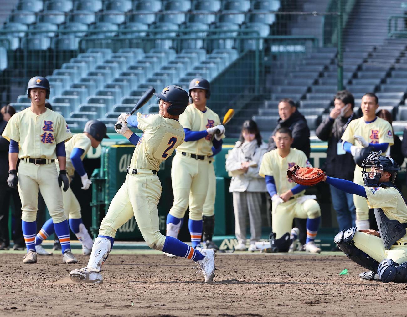 甲子園球場で打撃練習をする星稜・能美ら（撮影・上田博志）