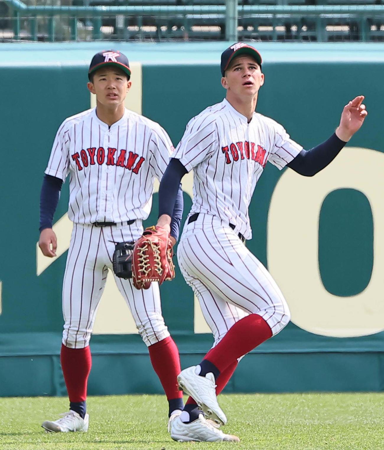 甲子園球場でノックを受ける豊川・モイセエフ（右）と山本（撮影・上田博志）