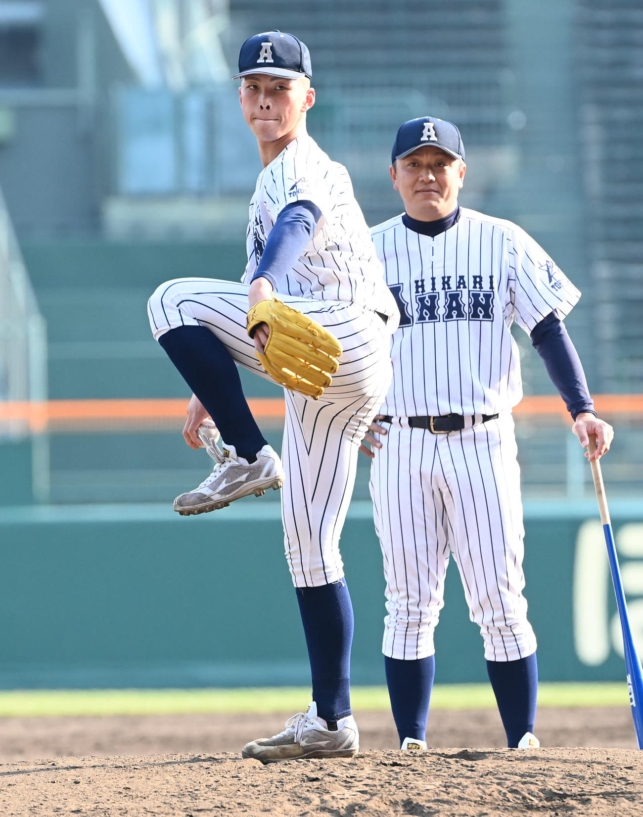 阿南光・高橋徳監督（右）が見守る中、投球練習をする阿南光・吉岡暖（撮影・石井愛子）