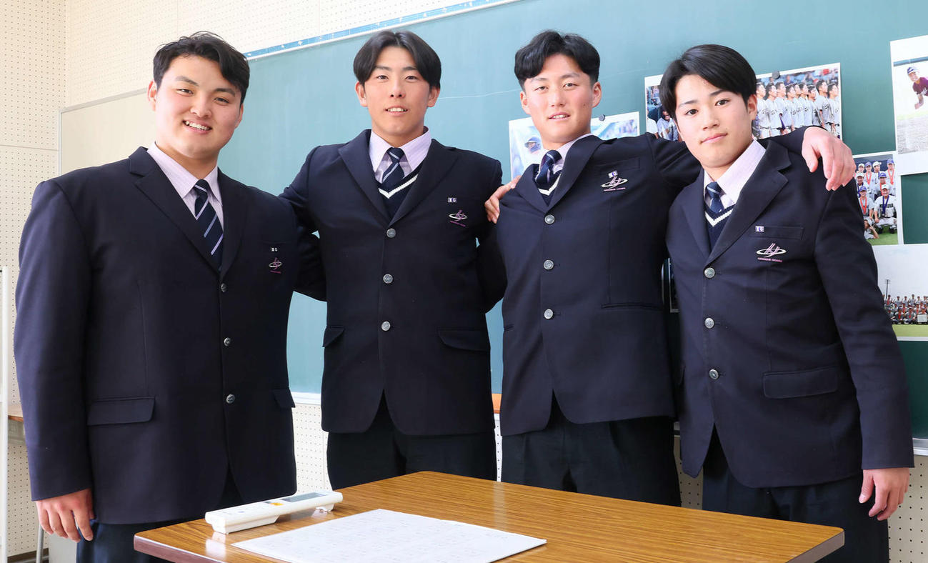 高校生活の思い出を語った花巻東の左から佐々木麟、北條、千葉、熊谷（撮影・足立雅史）