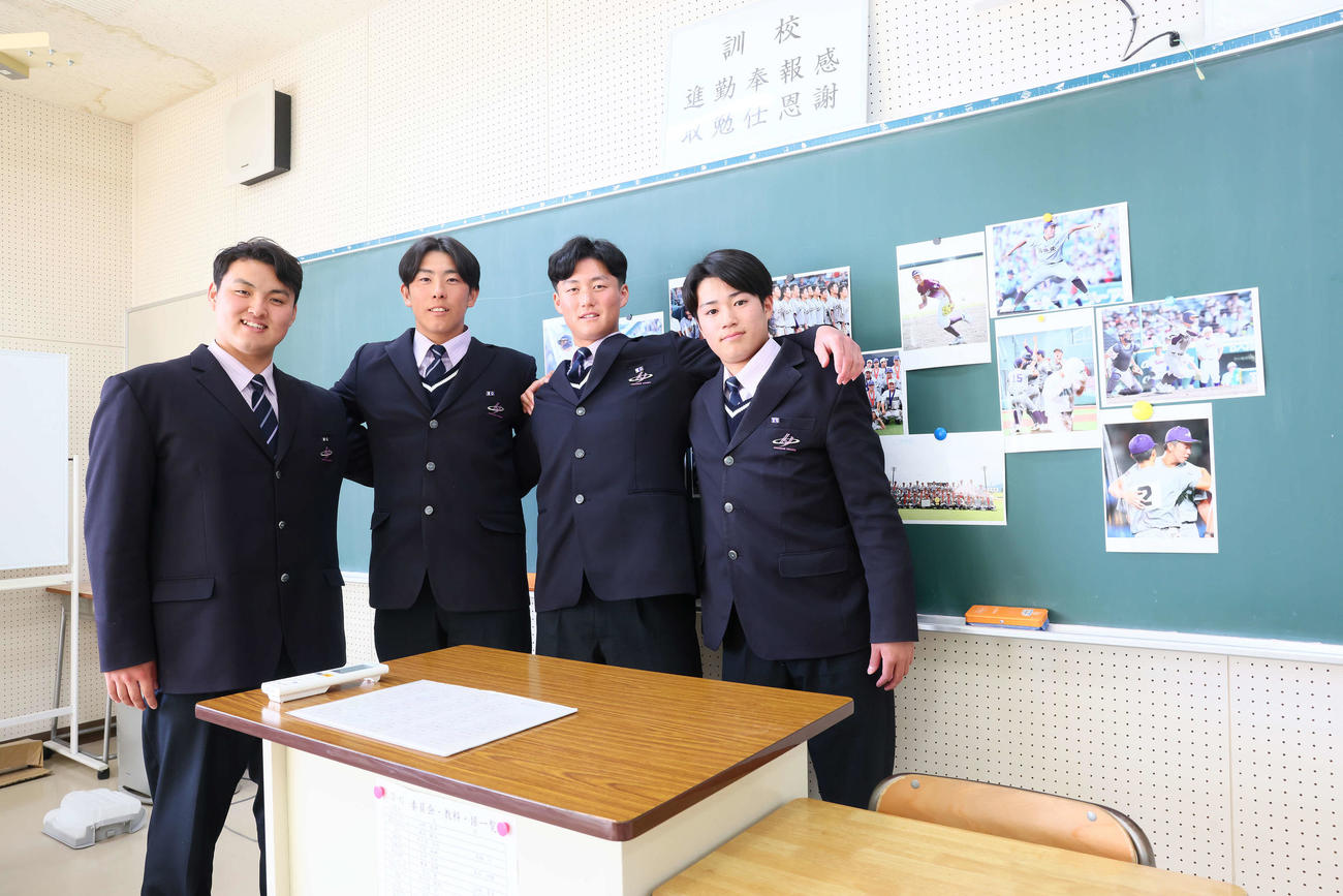 高校生活の思い出を語った花巻東の左から佐々木麟、北條、千葉、熊谷（撮影・足立雅史）