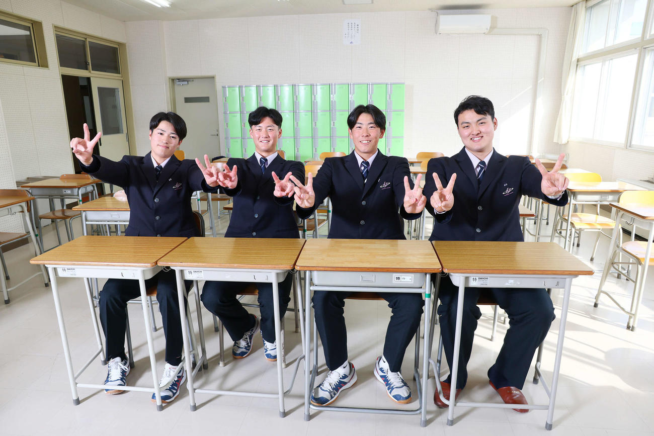 笑顔でVサインする、左から熊谷、千葉、北條、佐々木麟（撮影・足立雅史）
