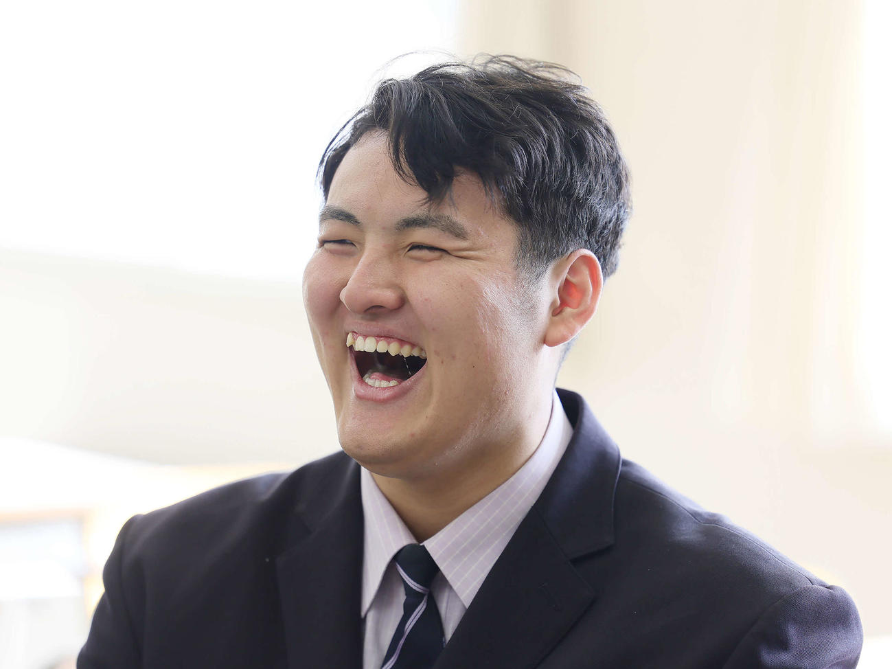 笑顔で質問に答える佐々木麟