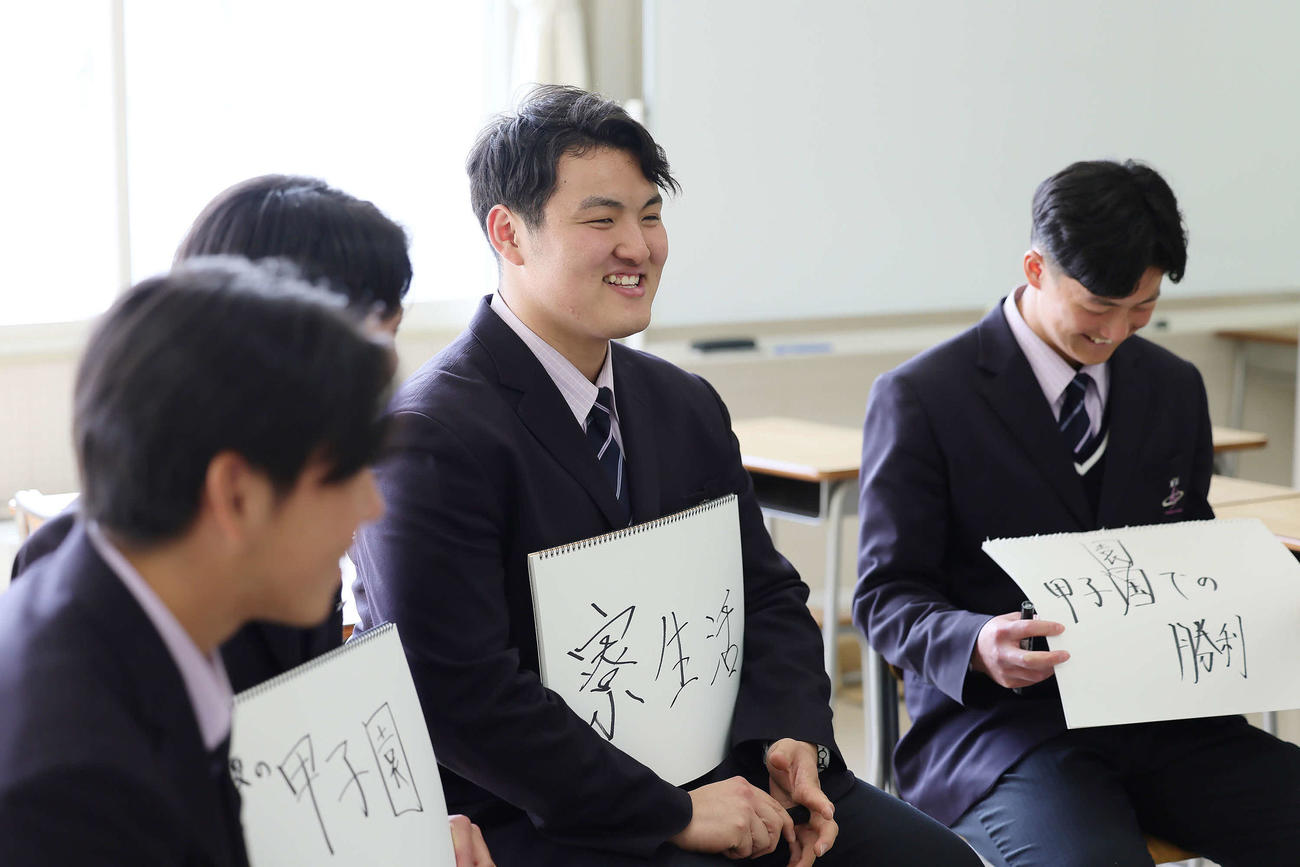 笑顔で思い出を語る佐々木麟（中央）