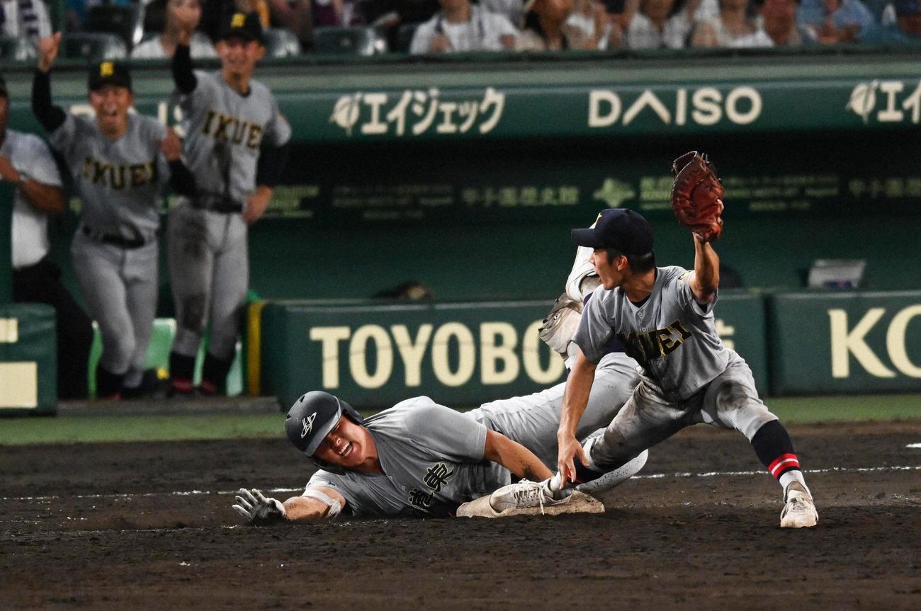 23年8月19日、仙台育英戦の9回裏2死二、三塁、佐々木麟は二ゴロを放ちヘッドスライディングするもアウト