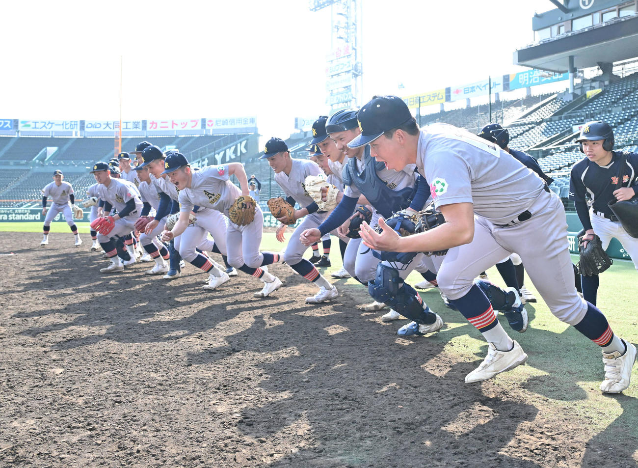 甲子園球場のグラウンドに駆け出す青森山田ナイン（撮影・石井愛子）