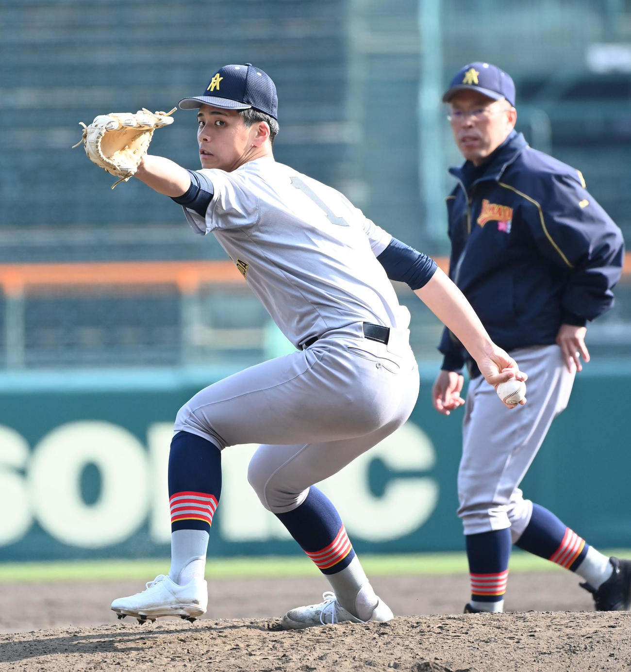 青森山田・兜森崇朗監督（右）が見つめる中、投球練習をする青森山田・関浩一郎（撮影・石井愛子）