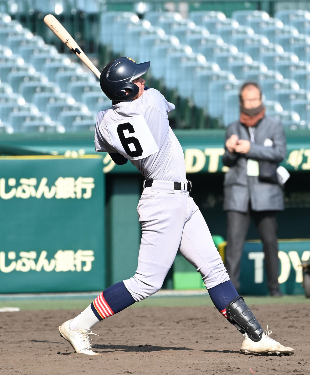 木製バットで打撃練習をする青森山田・吉川勇大（撮影・石井愛子）