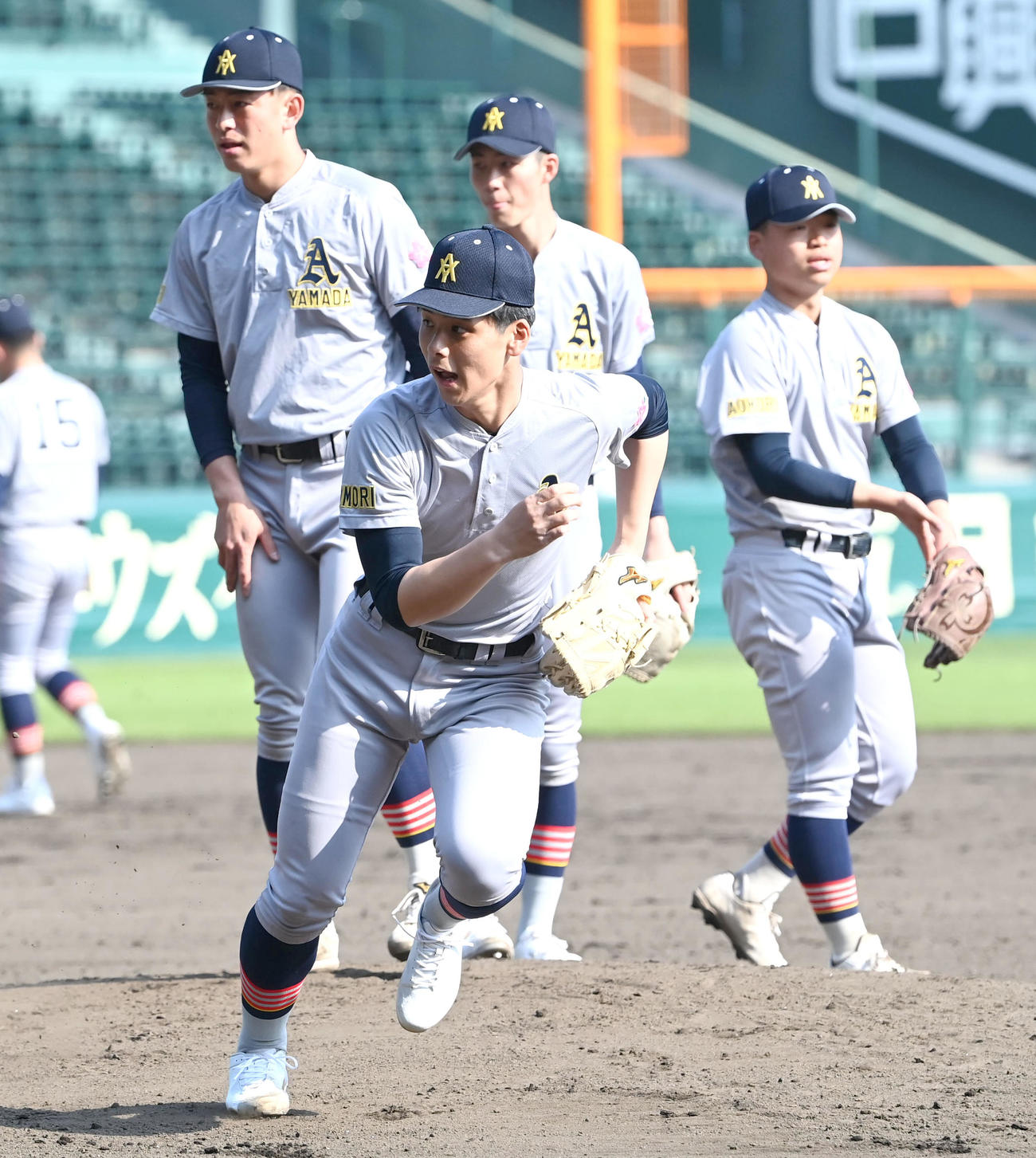 守備練習をする青森山田ナイン（撮影・石井愛子）