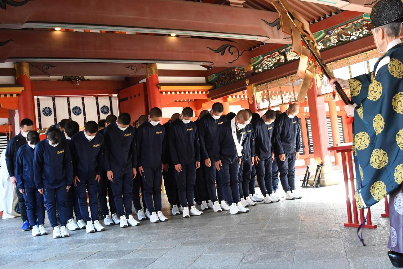 石清水八幡宮で必勝祈願を行う別海の選手ら（撮影・石井翔太）