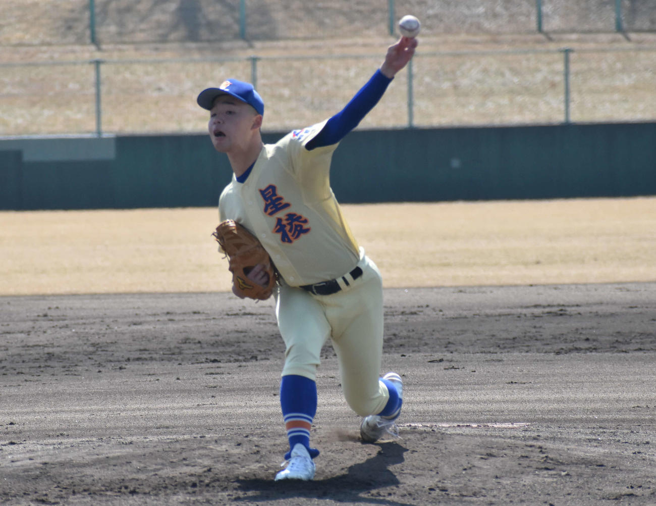 神戸弘陵との練習試合で先発した星稜のエース佐宗（撮影・古財稜明）