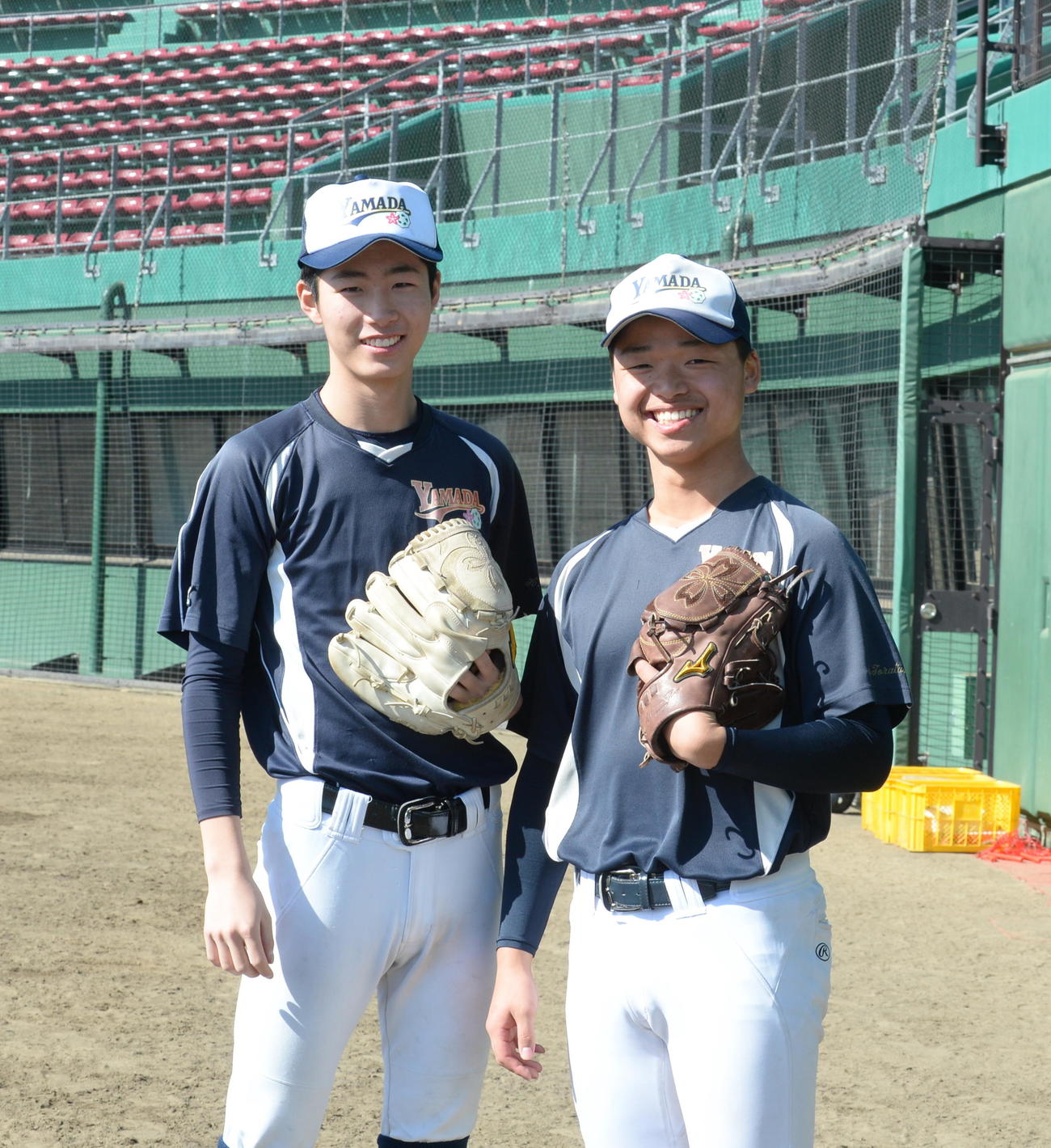 関、桜田の2枚看板を追いかける菊池統（左）と乕谷