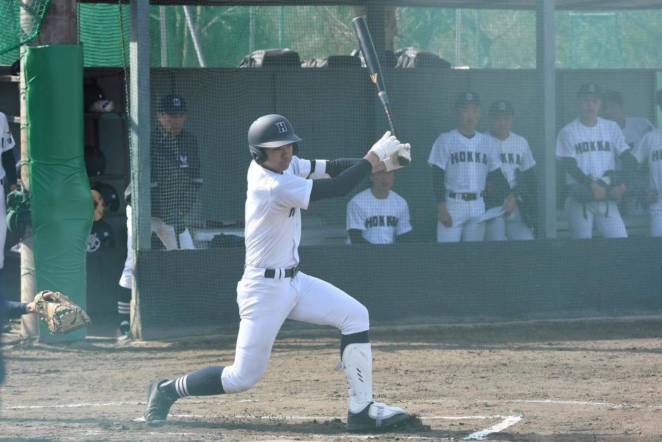1回1死三塁、右前に適時打を放つ北海の幌村（撮影・石井翔太）