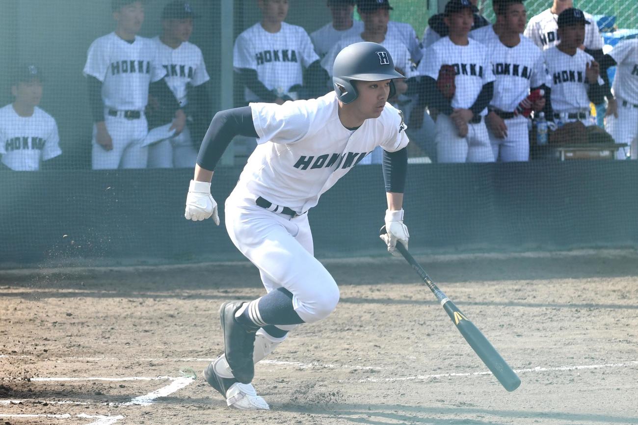 1回1死三塁、右前に適時打を放つ北海の幌村（撮影・石井翔太）