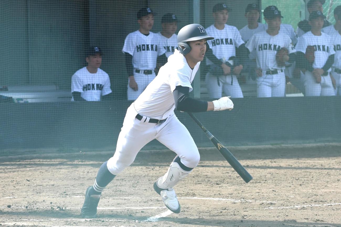 1回1死三塁、右前に適時打を放つ北海の幌村（撮影・石井翔太）