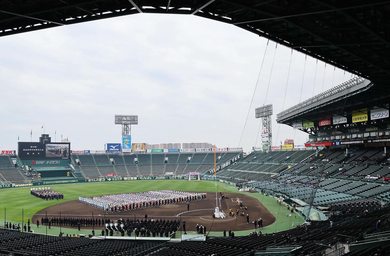 甲子園球場に整列するナイン（撮影・上田博志）