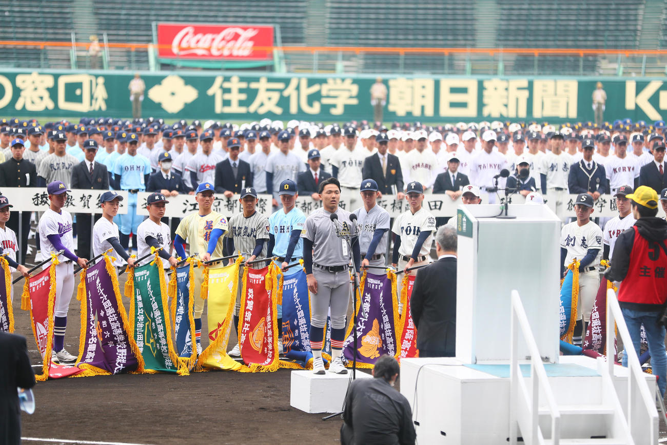 選手宣誓のリハーサルをする青森山田の橋場主将（手前）を囲む主将ら（撮影・上山淳一）