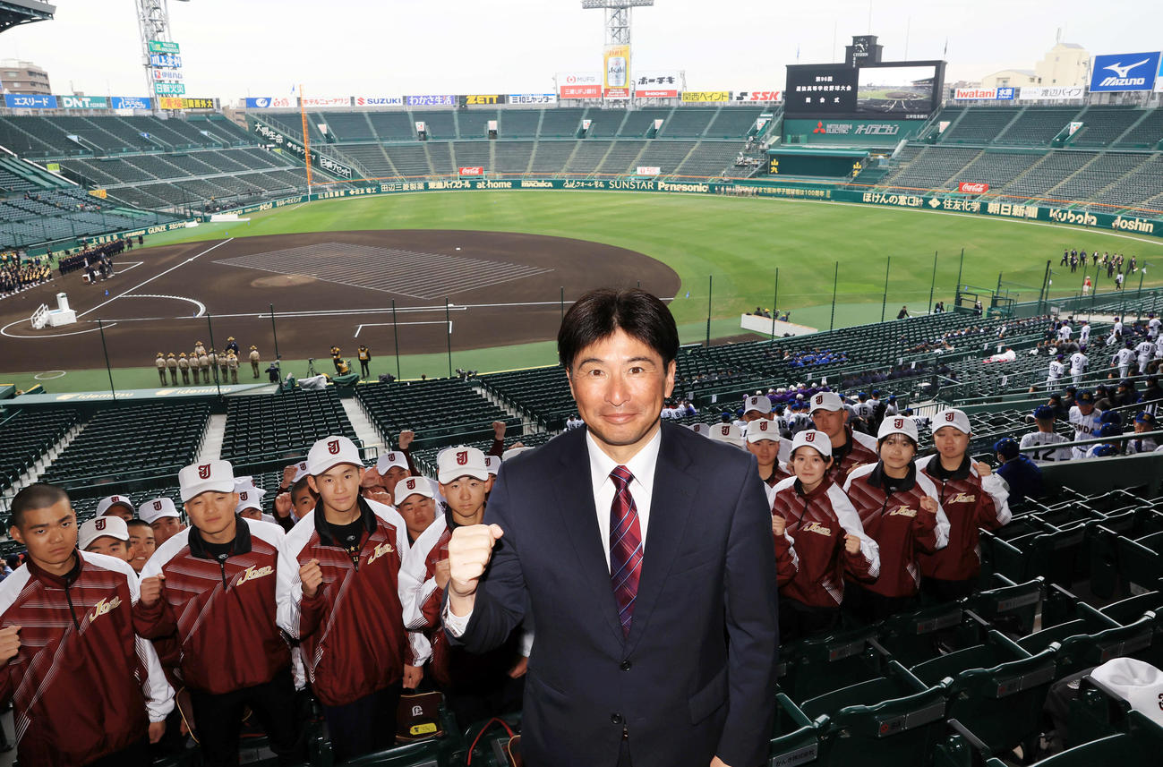 センバツ開会式のリハーサルで、選手と共にガッツポーズする常総学院の島田監督（撮影・浅見桂子）