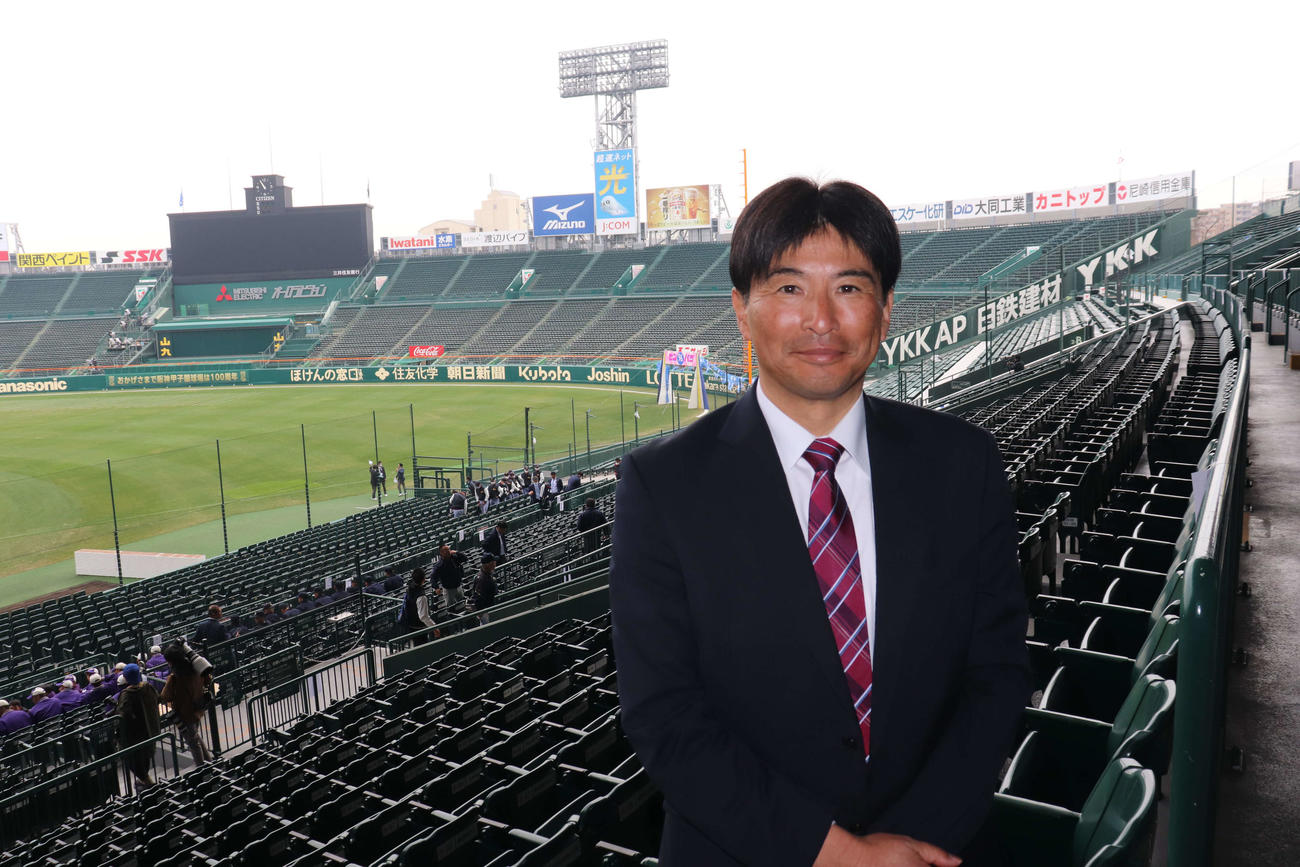 54歳の誕生日を甲子園で迎え、笑顔を見せる常総学院・島田監督（撮影・保坂淑子）