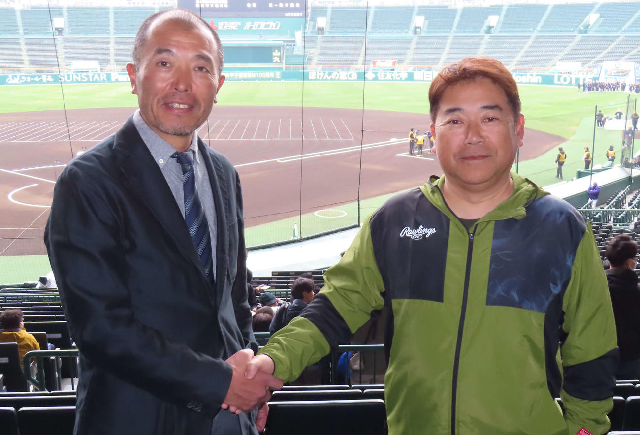 開会式リハーサル前の監督対談で握手を交わす（左から）京都外大西・上羽監督と山梨学院・吉田監督（撮影・佐瀬百合子）