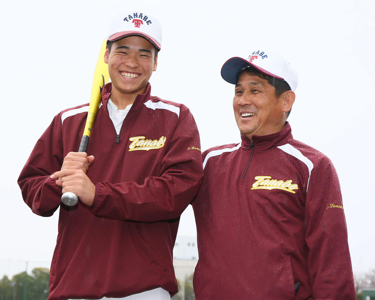 星稜との初戦を前日に控え田辺の田中監督（右）と笑顔で写真に納まる田辺の山本陣（撮影・上山淳一）