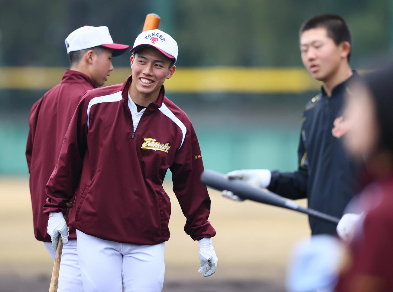 星稜との初戦を前日に控えリラックスした表情で練習する田辺の山本結主将（手前）ら（撮影・上山淳一）