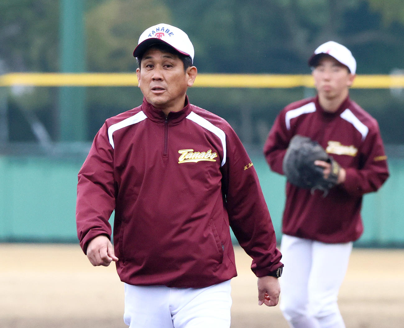 星稜との初戦を前日に控え練習を見守る田辺の田中監督（撮影・上山淳一）