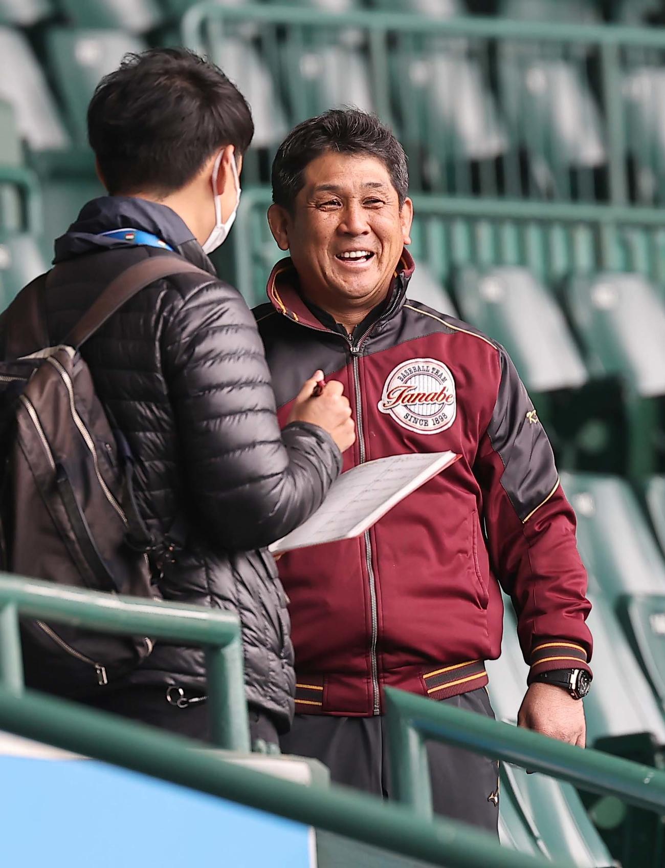 取材を受ける田辺・田中監督（撮影・上田博志）