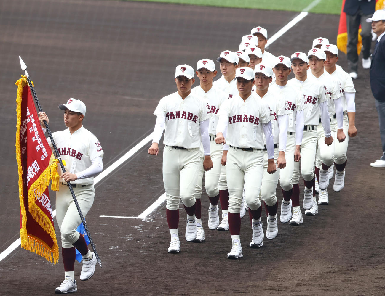 開会式リハーサルで行進する田辺（撮影・上山淳一）