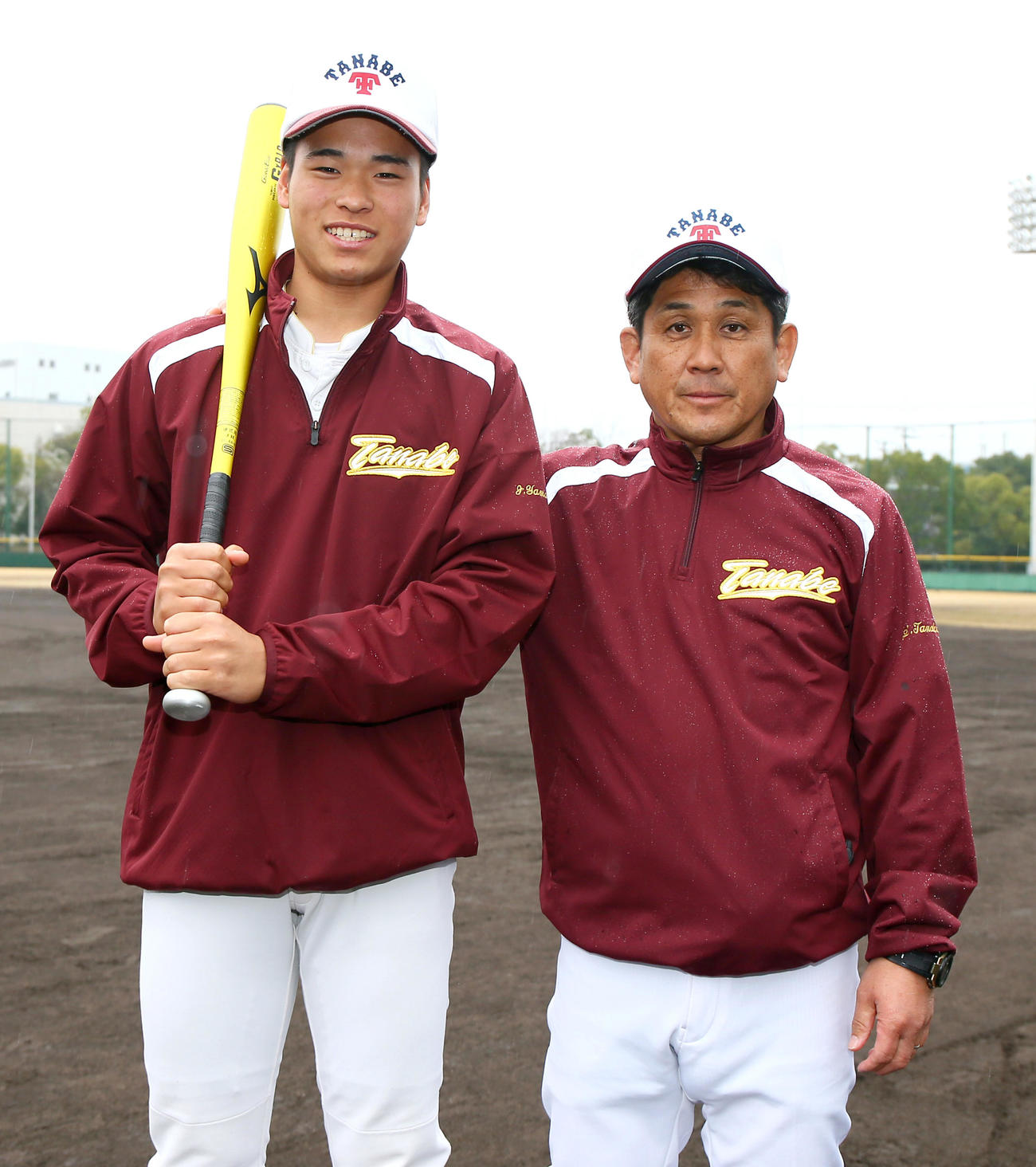 星稜との初戦を前日に控え田辺の田中監督（右）と笑顔で写真に納まる田辺の山本陣（撮影・上山淳一）