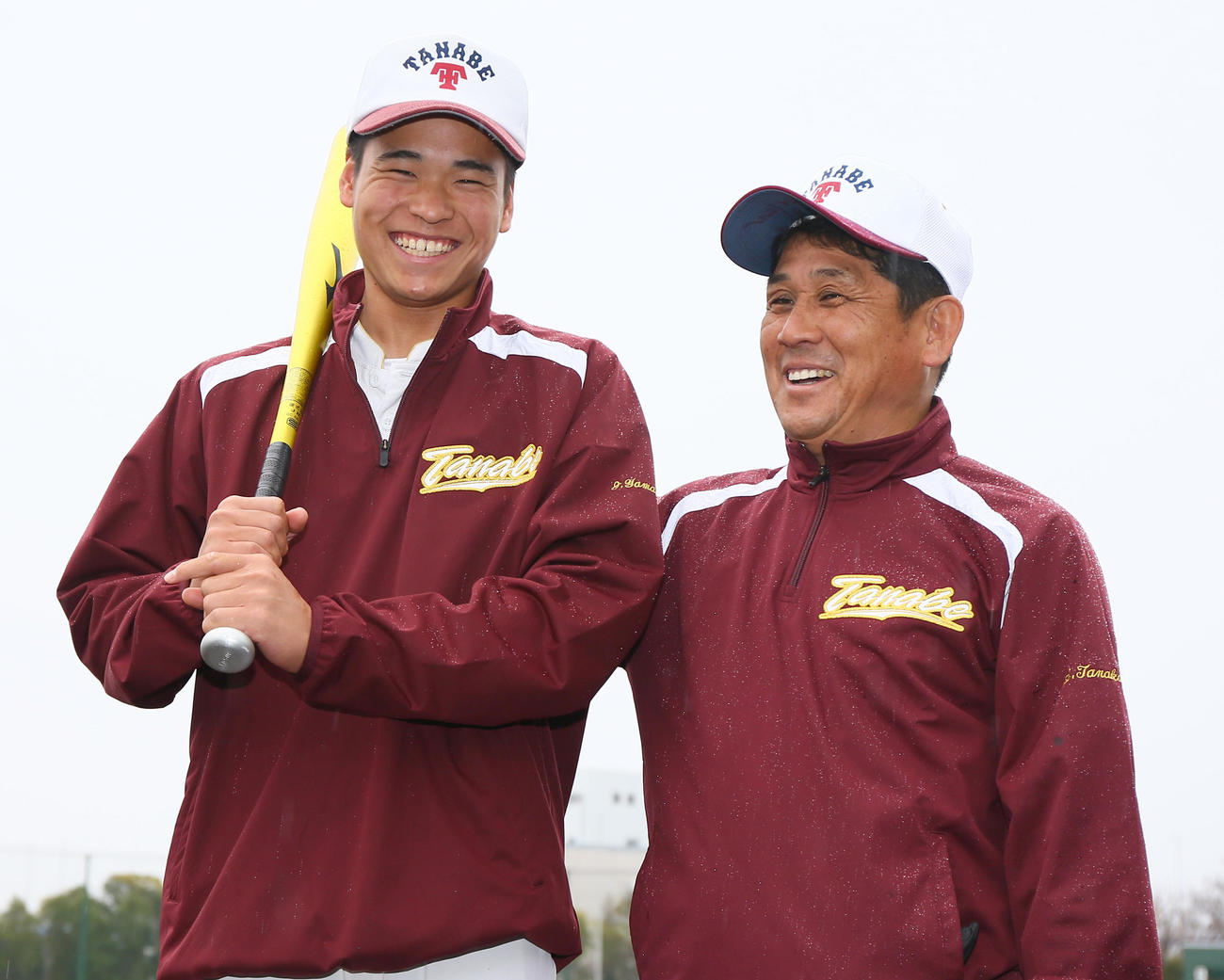 星稜との初戦を前日に控え田辺の田中監督（右）と笑顔で写真に納まる田辺の山本陣（撮影・上山淳一）