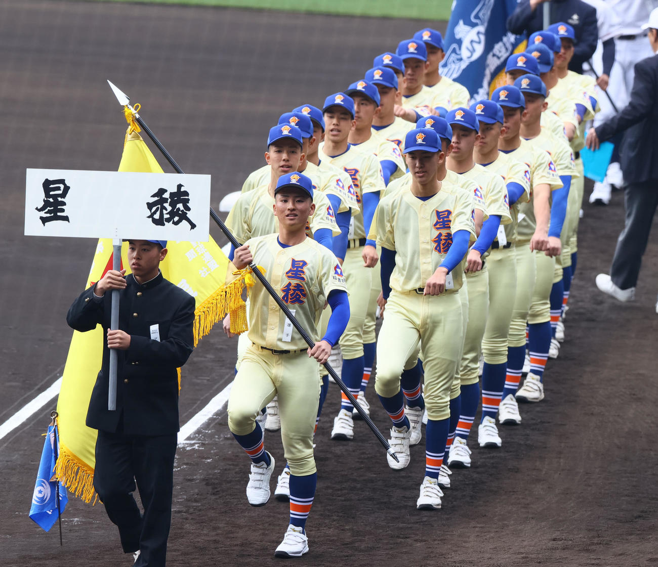 開会式リハーサルで行進する星稜（撮影・上山淳一）